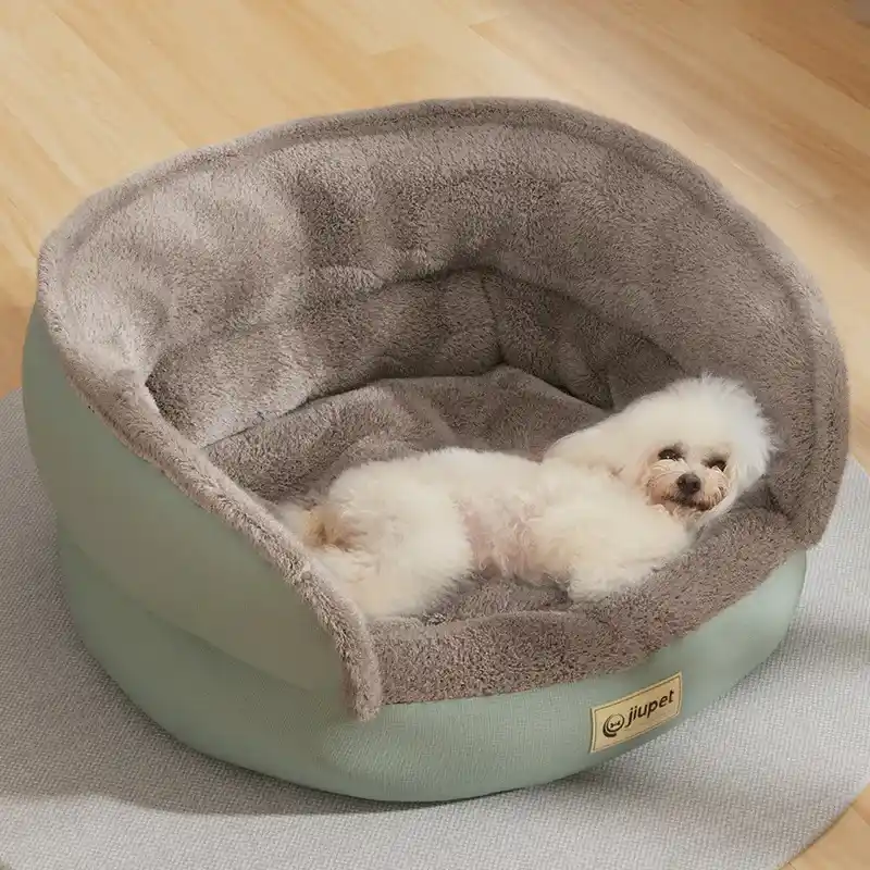 A Cozy, Compact Bed for 